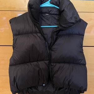 Cropped black puffer vest!